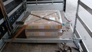 Casse in legno protette e fissate all'interno del cassone di un mezzo Flori Transport