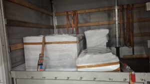 Merce fragile avvolta con pluriball e reggette di sicurezza