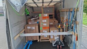 Pacchi impilati e protetti con pellicola per la spedizione