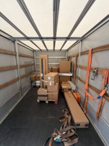 Interno del furgone con scatole assicurate tramite cinghie