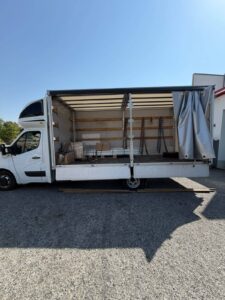 Vano di carico organizzato con merce assicurata durante il trasporto