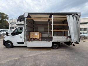 Furgone Flori Transport con portellone aperto durante il carico merci