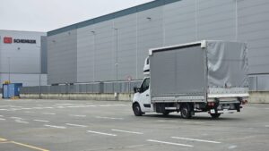 Automezzo centinato Flori Transport pronto per spedizioni nazionali ed express